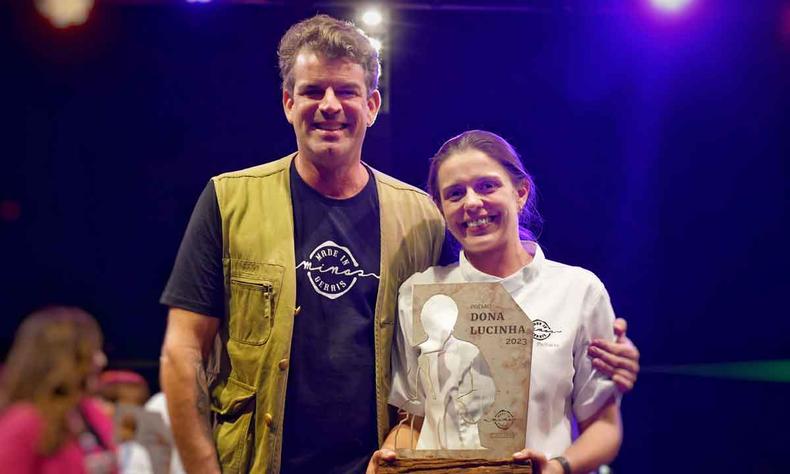 O idealizador do Made in Minas Gerais, Jordane Macedo, entrega o troféu Dona Lucinha para a chef Rachel Palhares