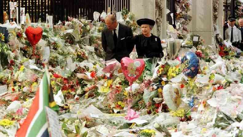 A rainha e o prncipe Philip depositam flores para lembrar a morte da princesa Diana