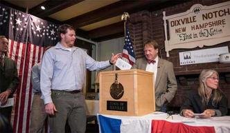 Homem vota em Dixville Notch, en New Hampshire(foto: AFP / Alice Chiche)