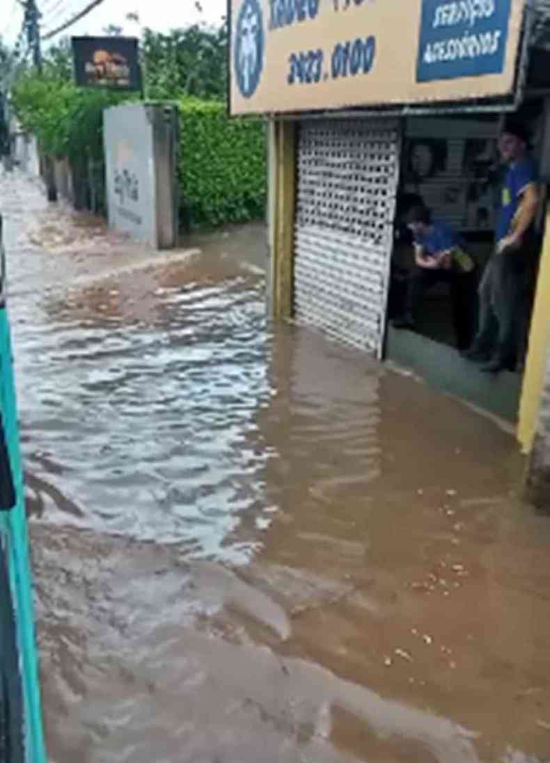 Ruas ficaram alagadas no bairro Faisqueira