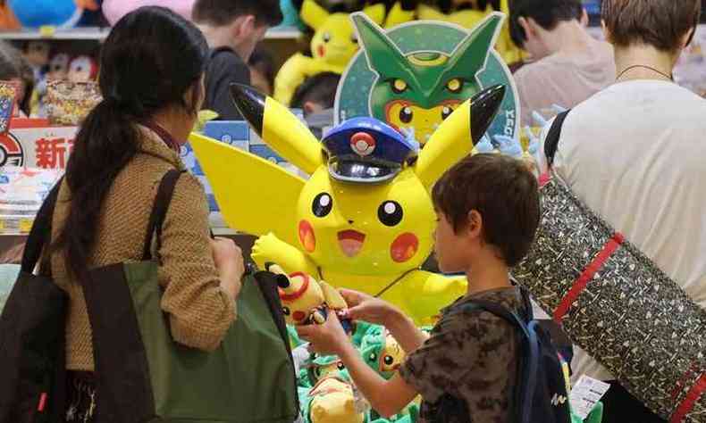 Consumidores em loja de Pokmon, em Tquio, no Japo(foto: AFP/KAZUHIRO NOGI )