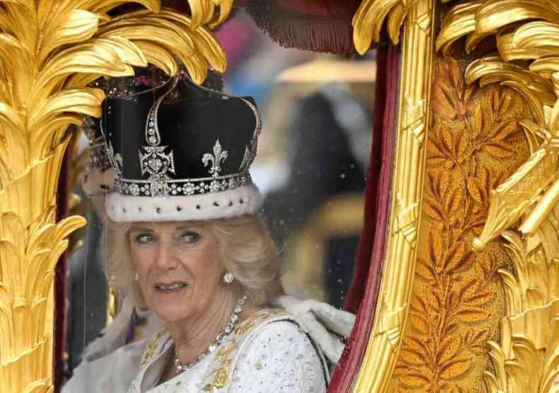 Camilla, j coroada rainha, na carruagem real, depois da cerimnia