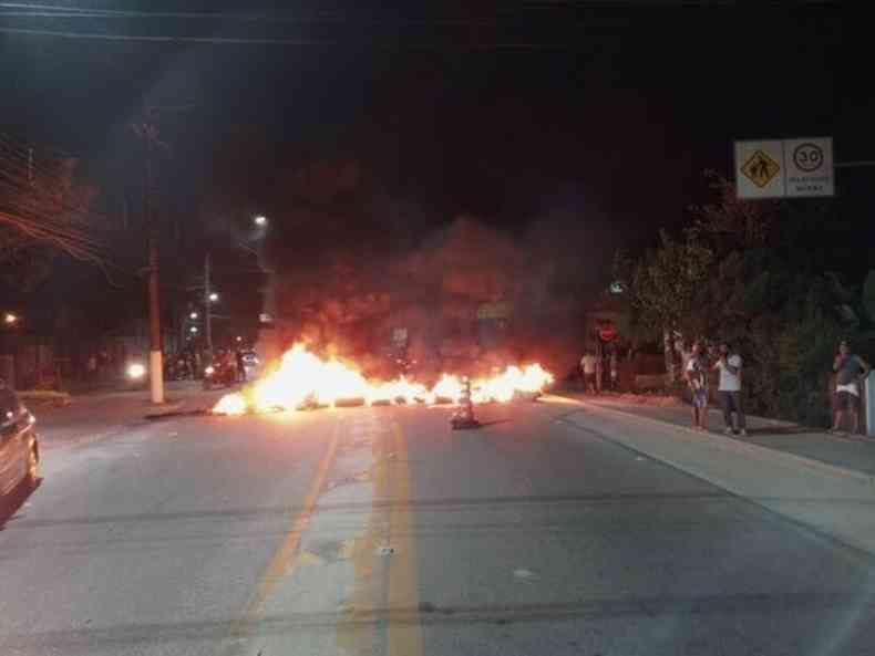 (foto: Protesto durou cerca de duas horas na Rodovia Oswaldo Cruz, uma das principais vias de acesso  cidade)
