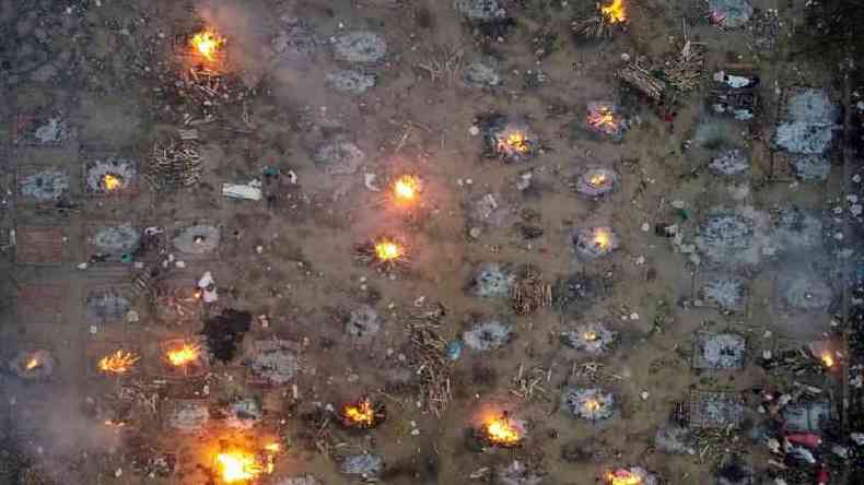 Na Índia, os crematórios têm recorrido a piras funerárias em massa à medida que o número de corpos de vítimas de covid continua aumentando(foto: Reuters)