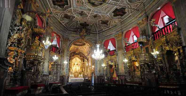 Exuberncia do interior da Matriz de Nossa Senhora do Pilar une o talento dos artistas barrocos  riqueza extrada das terras de Minas(foto: TLIO SANTOS/EM/D.A PRESS)