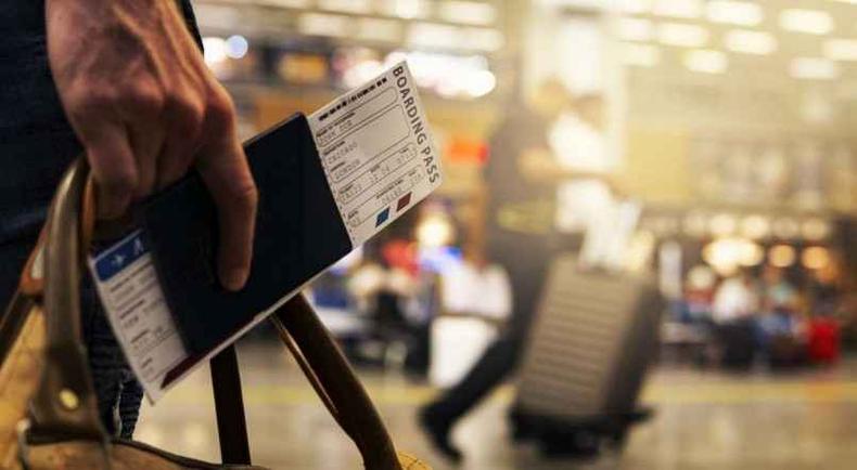 A prévia da inflação de outubro subiu para 0,16%(foto: Pixabay) passageiro caminha com passagem aérea em uma das mãos em aeroporto
