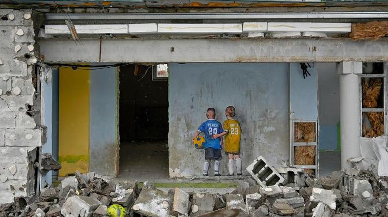 Parede de estádio destruída por ataque russo na Ucrânia(foto: Getty Images) Parede de estádio destruída por ataque russo na Ucrânia