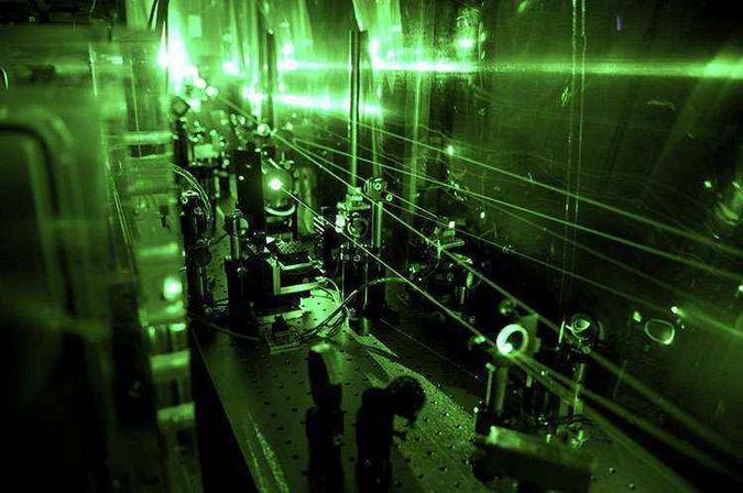 Experimento em laser para determinar o raio do próton.(foto: (PSI/A. Antognini und F. Reiser)) Experimento em laser para determinar o raio do próton.(foto: (PSI/A. Antognini und F. Reiser))