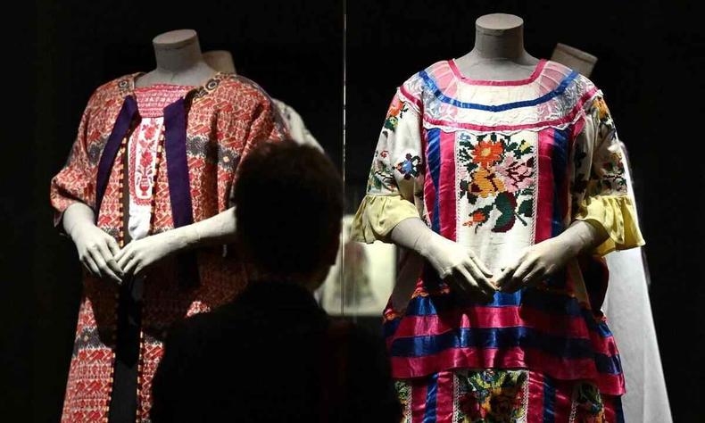 Vestidos coloridos mexicanos que inspiraram Frida Kahlo so expostos em Paris