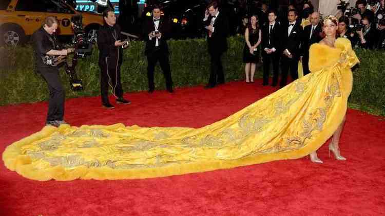 Rihanna com vestido amarelo de cauda longa