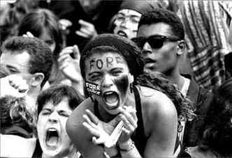 Movimento pela sada do ento presidente Fernando Collor do poder, acusado de corrupo, levou milhares de brasileiros s ruas(foto: Junior Baron/CB/D.A Press - 26/8/1992)