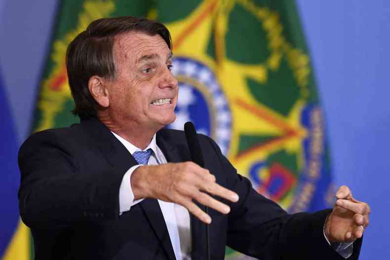 Bolsonaro faz cara de bravo e gesticula com as mos 