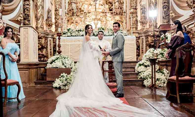 Noivos Rafaella Rocha Gonalves e Marco Aurlio Fonseca Herculano Antunes em frente ao altar