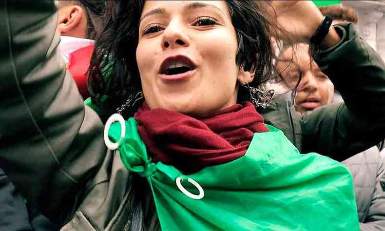 Filmado com celular, 'Nardjes A.' acompanha um dia de protestos populares na Arglia