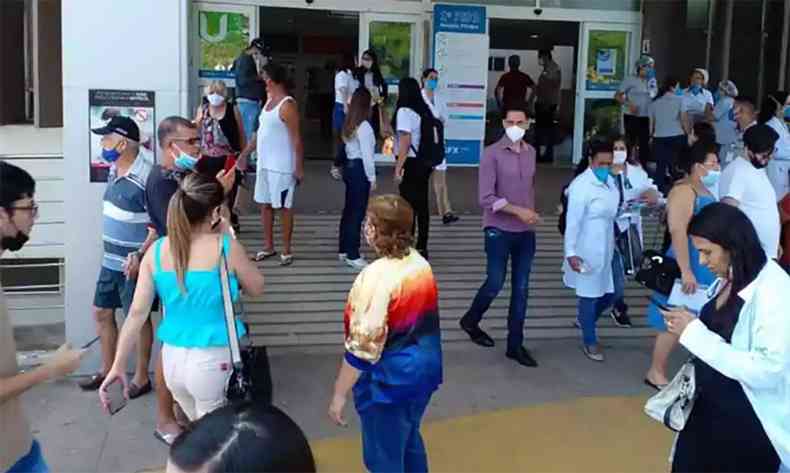 Pacientes mdicos enfermeiros na entrada do Hospital Mrcio Cunha