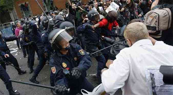 Confronto entre polcias e manifestantes em frente ao parlamento em Madri, na Espanha(foto: REUTERS/Paul Hanna)