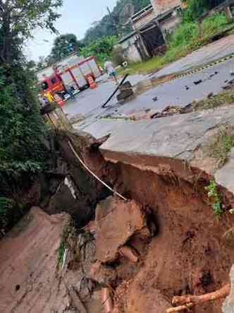 Vias ficaram destrudas depois de inundaes em Barbacena, onde carros foram arrastados(foto: Corpo de Bombeiros/Divulgao)