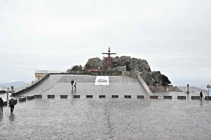 Uma tarde chuvosa, fria e com muito nevoeiro marcou a data da autorização do bispado para erguer templo no alto do maciço dedicado à padroeira de Minas Gerais(foto: Ramon Lisboa/EM/D.A Press) Uma tarde chuvosa, fria e com muito nevoeiro marcou a data da autorização do bispado para erguer templo no alto do maciço dedicado à padroeira de Minas Gerais(foto: Ramon Lisboa/EM/D.A Press)