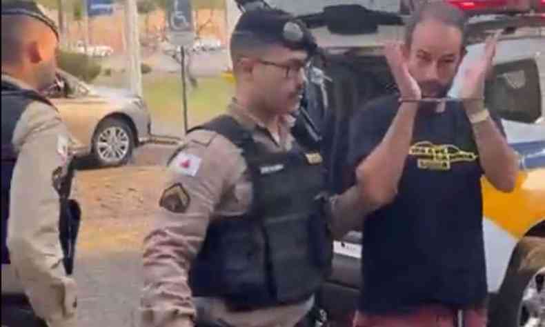Felipe Gomes algemado com escolta de dois policiais