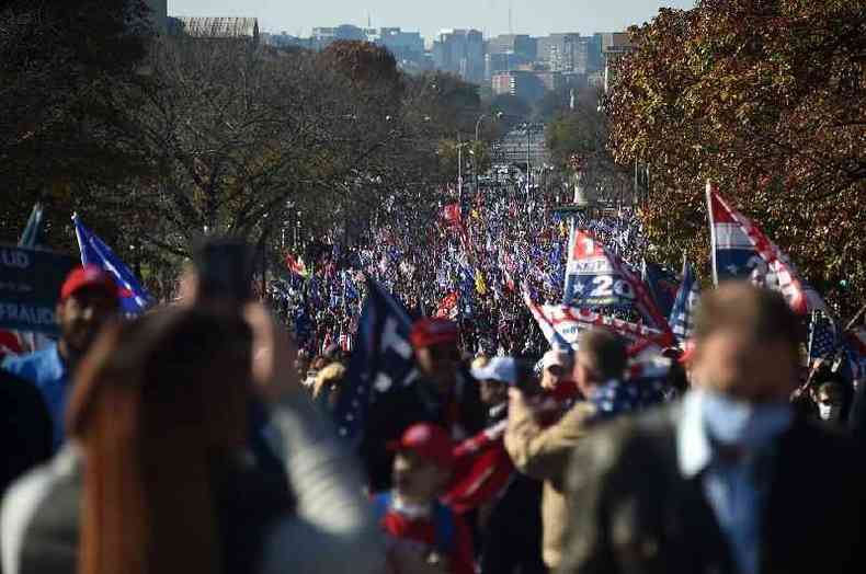 Milhares de apoiadores de Trump marcharam pelas ruas de Washington D.C. no sbado(foto: Getty Images)