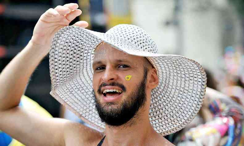 Usando chapu, Marcelo Veronez desfila no carnaval de rua de BH