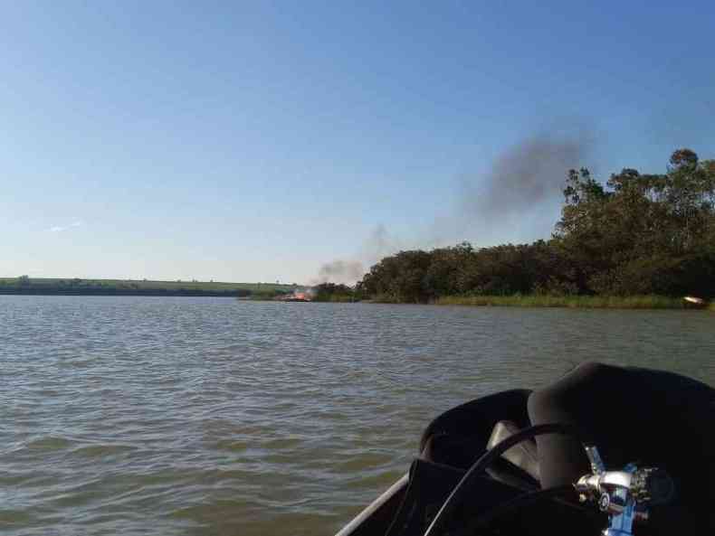 Vista da lancha pegando fogo a partir de moto aqutica dos bombeiros(foto: CBMMG)
