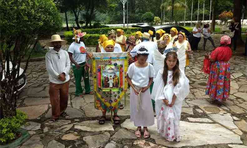 Pastorinhas iniciam a 2ª Jornada dos Santos Reis de Santa Luzia no tricentenário Mosteiro de Macaúbas (foto: ONG Solidariedade/Divulgação )