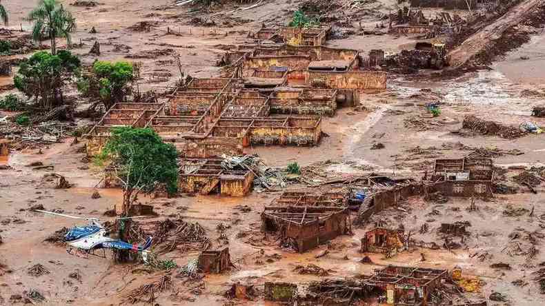 casas sob lama após rompimento da barragem em Mariana
