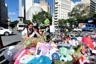 O atleta Tiago Drews montou sua bicicleta na Praa Sete e conseguiu sensibilizar doadores para reunir uma montanha de presentes(foto: Ramon Lisboa/EM.D.A Press)