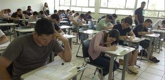 Alunos fazem prova na UFMG: nova rodada de testes decisivos ocorre de 13 a 20 de janeiro de 2013(foto: Jair Amaral/EM/D.A Press - 4/1/12)