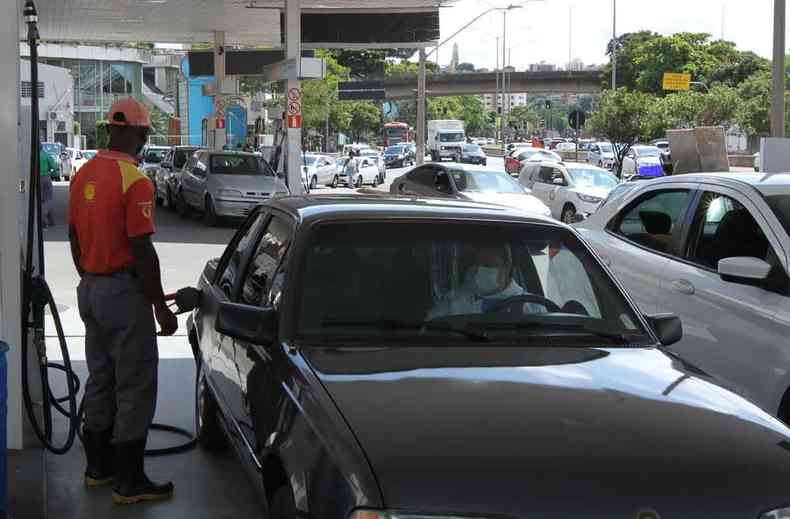 Frentista abastece veculo em posto de gasolina de Belo Horizonte