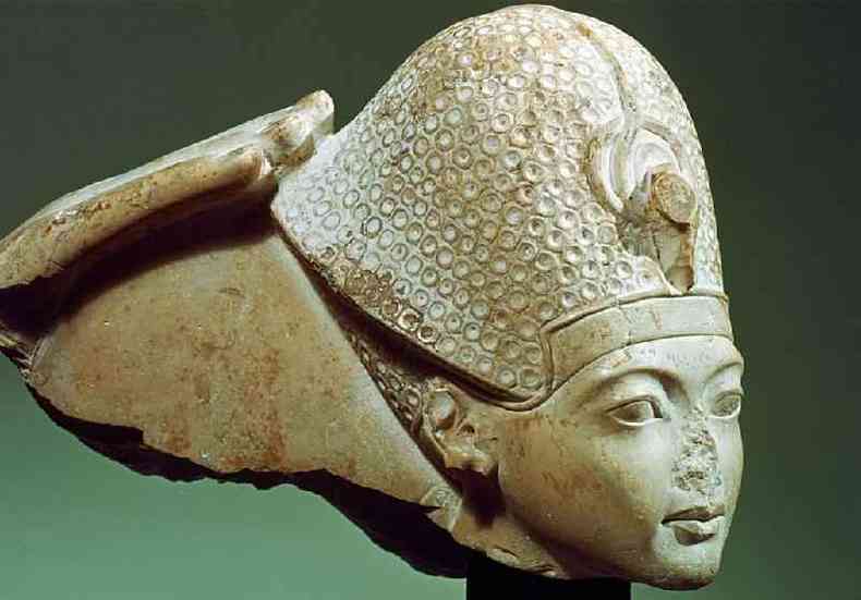 Tutancmon com a coroa azul (sem nariz), sculo 14 aC. Tutancmon reinou entre 1333 e 1323 a.C. e ele era um fara da 18 Dinastia do Antigo Egito(foto: Getty Images)