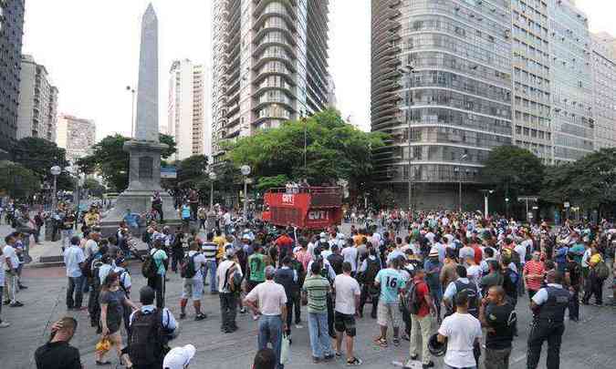 Dezenas de guardas fecharam a Praa Sete em protesto contra a Polcia Militar(foto: Tulio Santos/EM/DA Press)