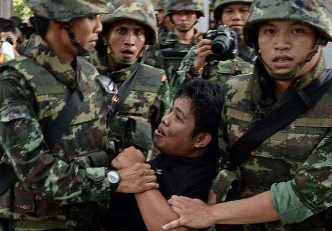 O chefe do Ex�rcito da Tail�ndia, Prayuth Chan-ocha, dissolveu o Senado do pa�s e assumiu o poder parlamentar neste s�bado, quando centenas de manifestantes espalhados pela capital protestam contra o golpe de Estado(foto: CHRISTOPHE ARCHAMBAULT / AFP)