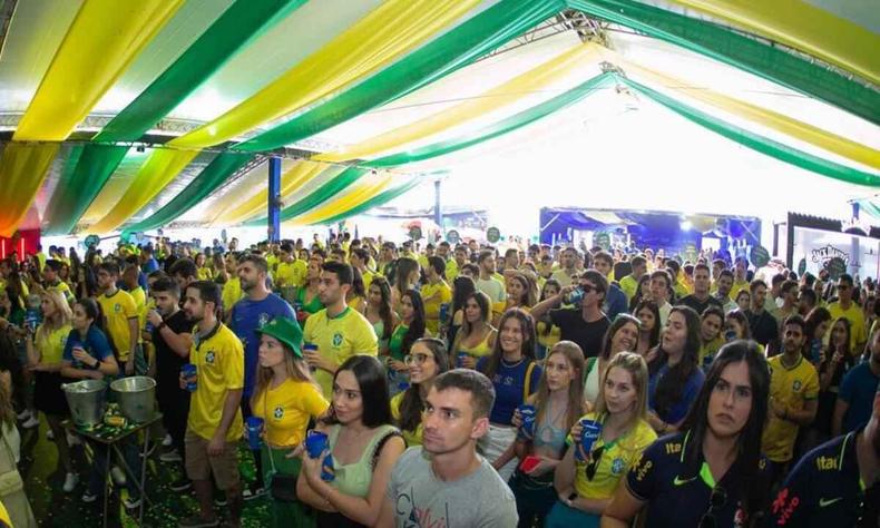Público acompanhou o jogo do Brasil no telão montado no espaço Ginga(foto: BS/Fotografia) Pessoas veem o jogo da Seleção Brasil em telão montado no espaço Ginga, em BH