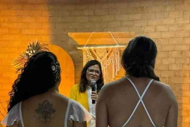 Pastora celebra casamento de duas mulheres