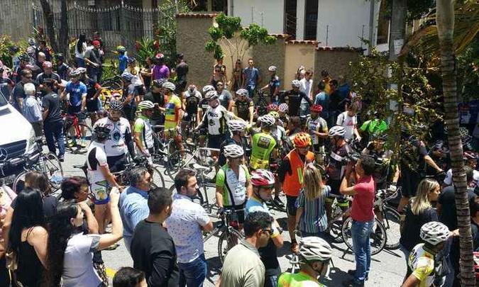 Dezenas de ciclistas foram até o velório para o último adeus ao colega (foto: Edesio Ferreira/EM/D.A.Press) Dezenas de ciclistas foram até o velório para o último adeus ao colega (foto: Edesio Ferreira/EM/D.A.Press)