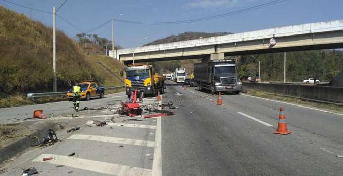 A pista ficou parcialmente interditada por causa do acidente(foto: Corpo de Bombeiros/Divulgação) A pista ficou parcialmente interditada por causa do acidente(foto: Corpo de Bombeiros/Divulgação)