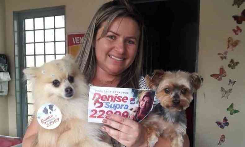 A candidata Denise Max também mostra os cachorros para divulgar seus números(foto: Reprodução)