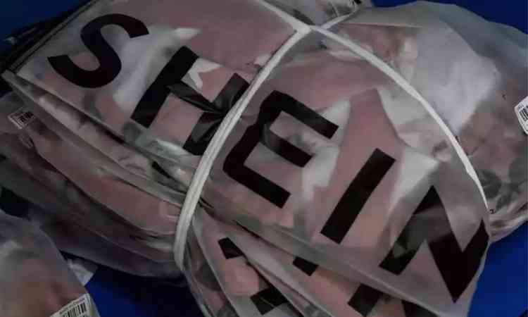 Embalagens da SHEIN: sacos plsticos com a logo SHEIN escrito em letras maisculas 