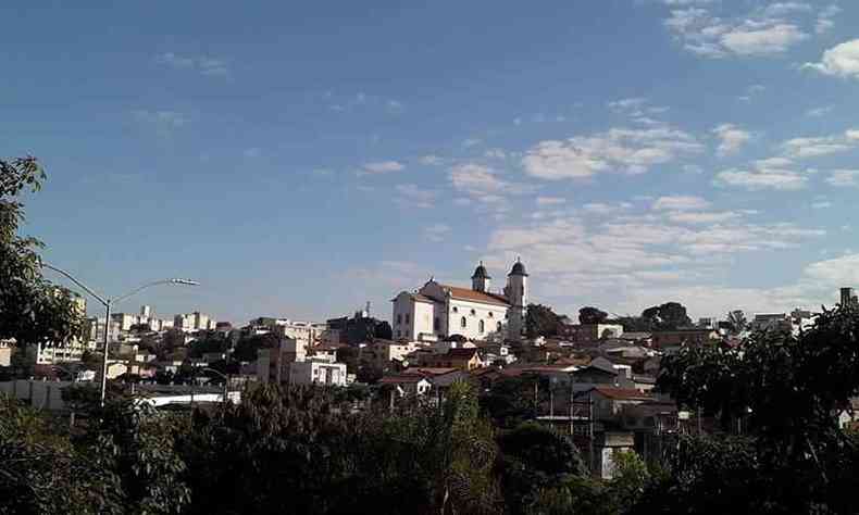 Cu claro na capital. Vista da Igreja Matriz de Santa Tereza, na Regio Leste de BH(foto: Jair Amaral/EM/DA Press)