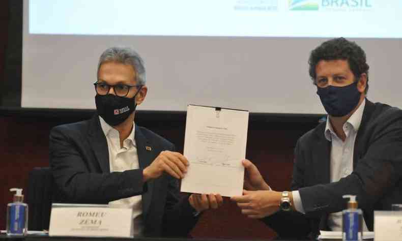 Governador Romeu Zema e o ministro do Meio Ambiente, Ricardo Salles, assinaram o acordo(foto: Alexandre Guzanshe/EM/D.A Press)