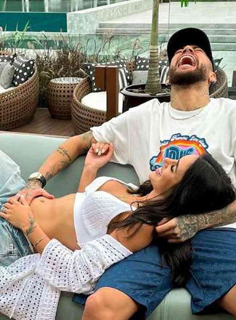 Imagem do atacante brasileiro Neymar e sua companheira Bruna Biancardi