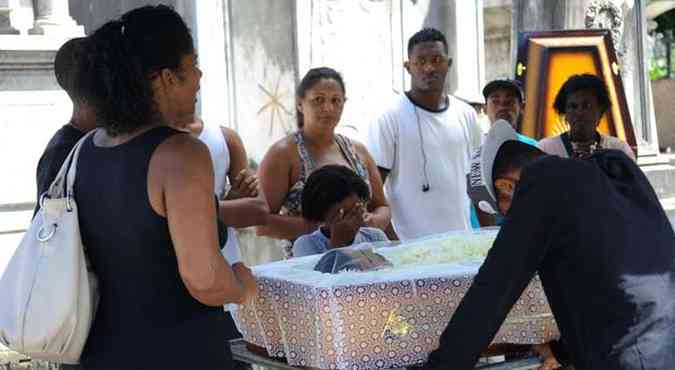 Amigos e familiares se despedem de Edilson Silva dos Santos, baleado na cabea durante protesto contra a morte de Douglas Rafael da Silva(foto: Fernando Frazo/Agncia Brasil)