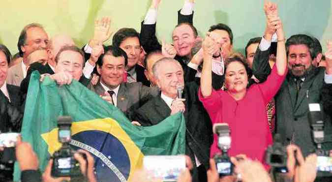 Ao lado de Temer (E), a quem agradeceu a lealdade, Dilma comemora deciso do partido, apesar de os problemas nos estados no estarem superados (foto: Bruno Peres/CB/D.A Press)