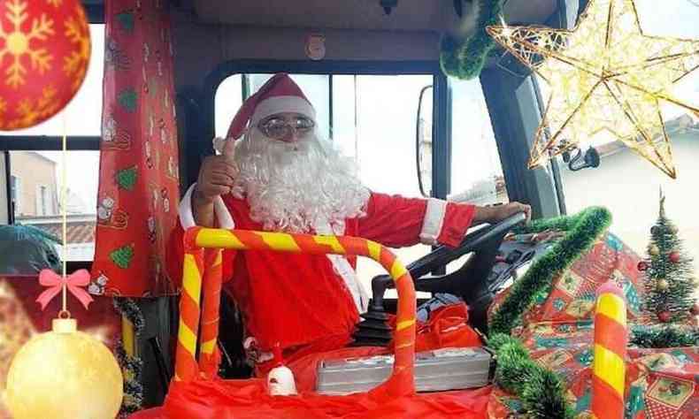 Homem de culos, vestido de Papai Noel, dentro de um nibus. A cabine do motorista est toda forrada de vermelho e enfeitada