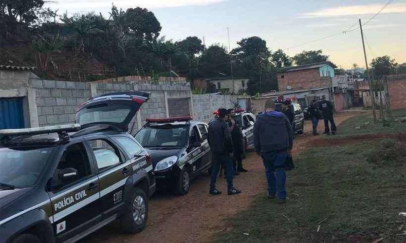 Viaturas e agentes da polcia civil de Minas gerais fazem operao em comunidade de Matozinhos contra o crime organizado e trfico de drogas