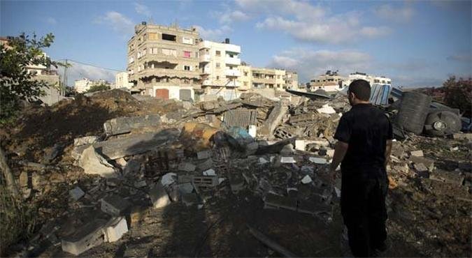 Palestino observa estragos provocados por ataque israelense em Gaza(foto: AFP PHOTO / MOHAMMED ABED )