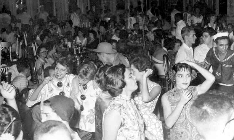 Folies se divertem no baile de carnaval realizado no Automvel Clube, em 1959