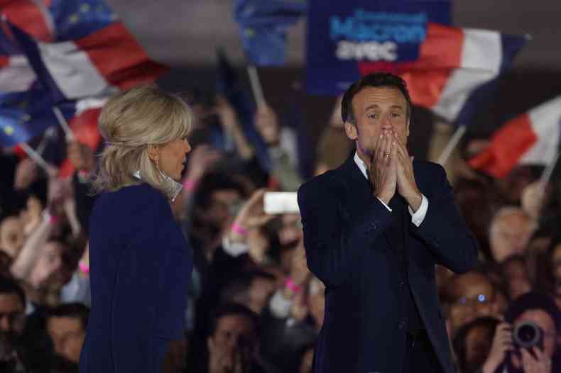 Macron, reeleito, manda beijos aos eleitores